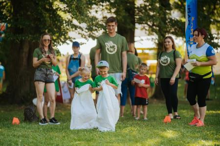 skakanje v vrečah, ena od petih disciplin mini olimpijade sij_sijev dan 7 m-225